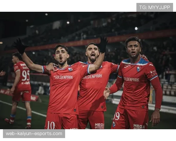 曼联防守体系漏洞频出，近期表现波动，稳定性面临考验