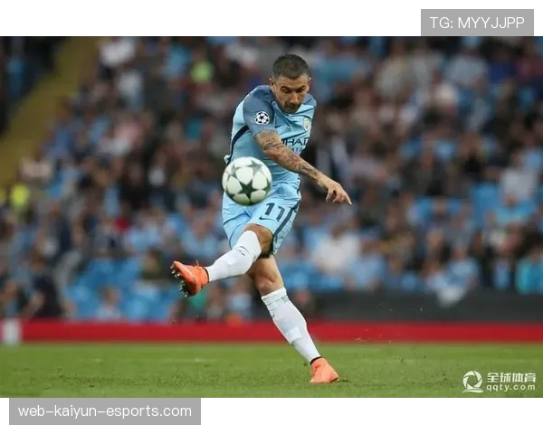 曼城进攻结构转向中路集中，边中结合模式逐步弱化