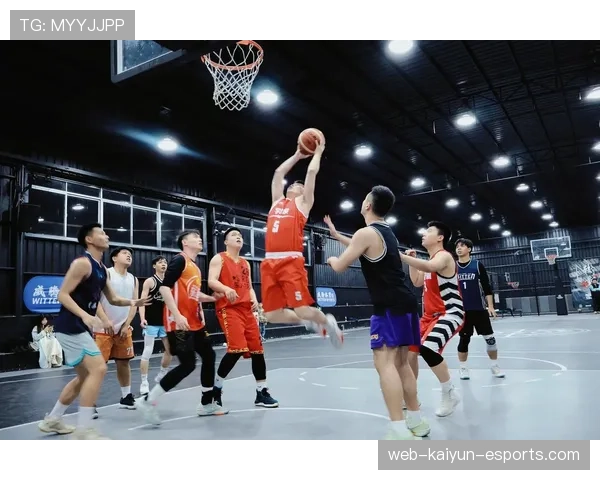 在篮球比赛中抢篮板时哪些动作会被判定为犯规？